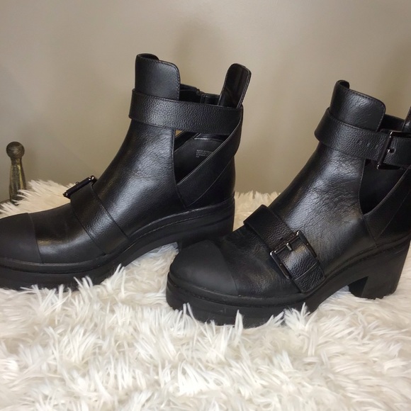 Michael Kors Corey Cut-Out Buckle Ankle Boot In Grained Leather Size 7 - Picture 13 of 16